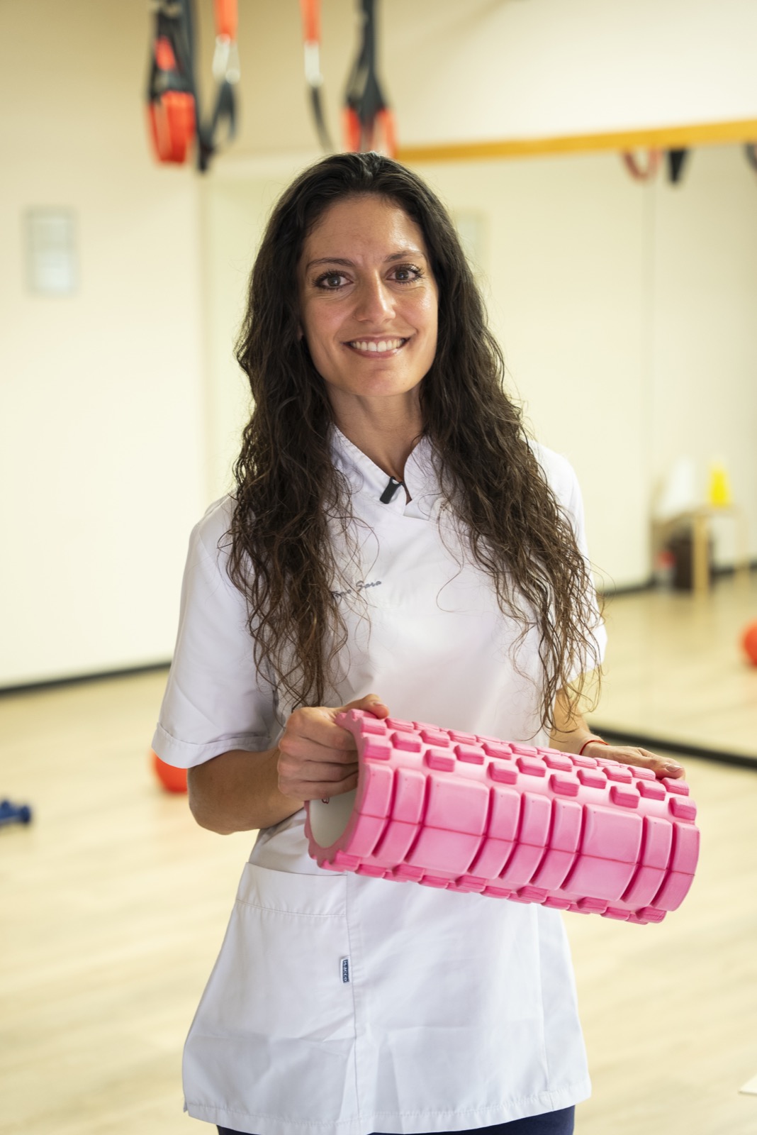 Sara Martino con rullo per esercizio terapeutico